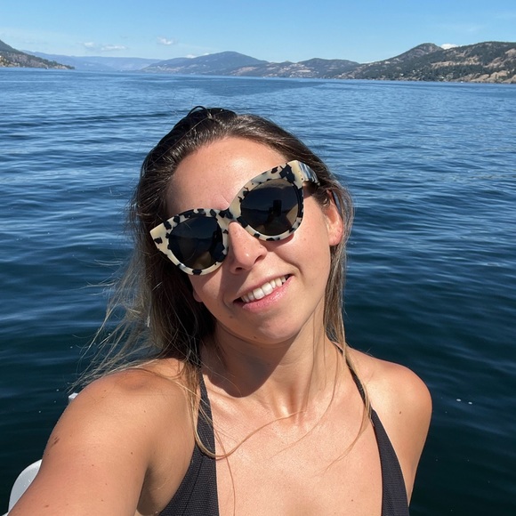 Meet your Posher, Laura - Picture 1 of 1